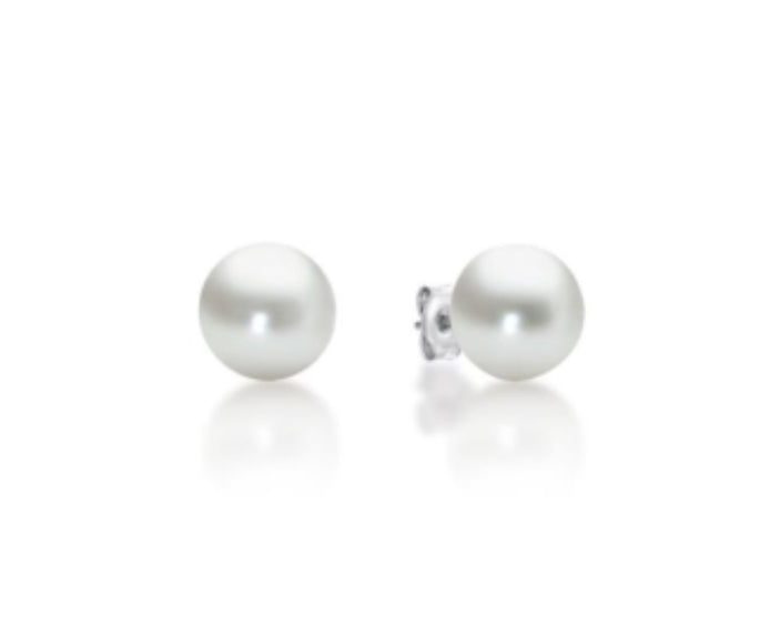 Fresh water round pearl studs