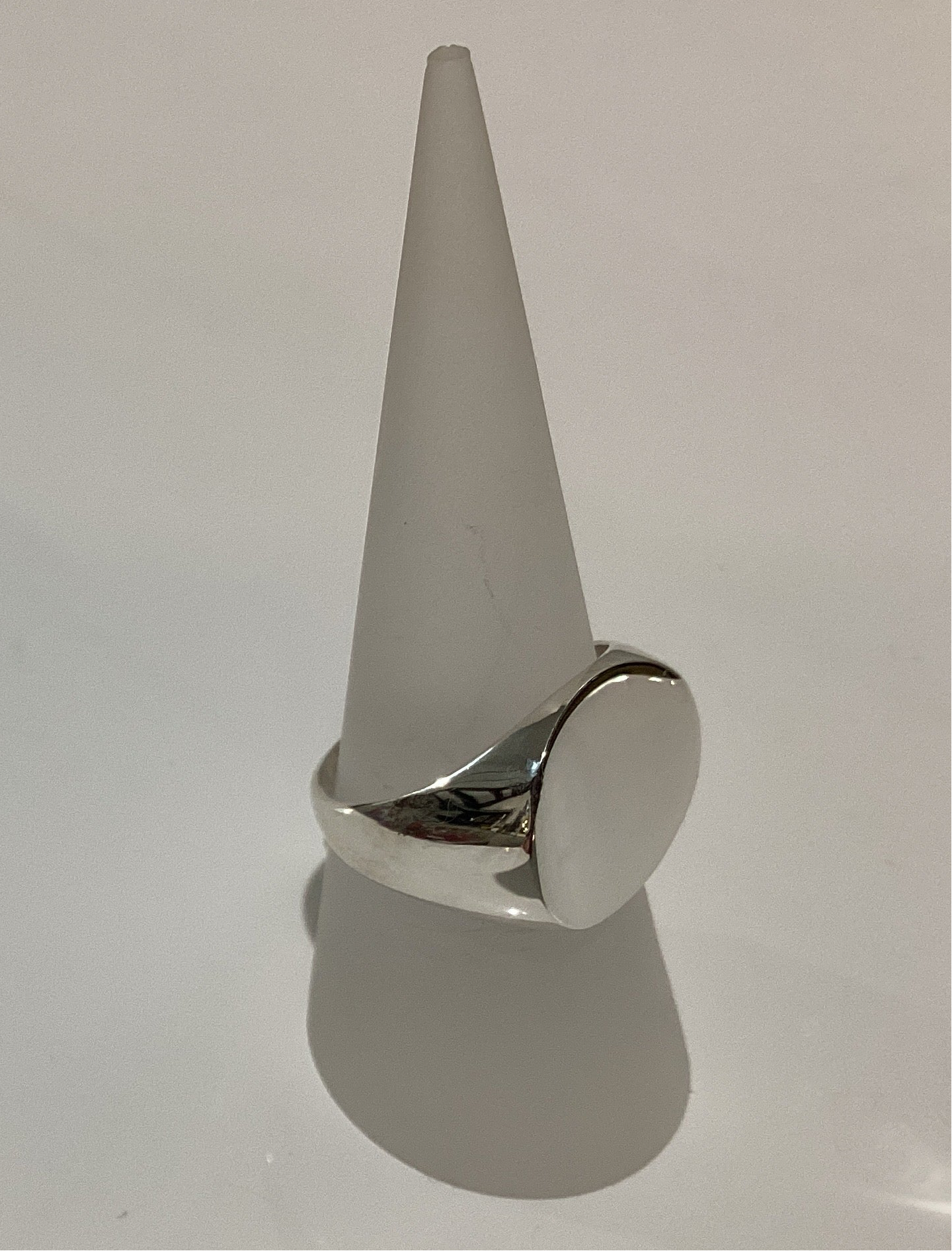 Concaved signet ring