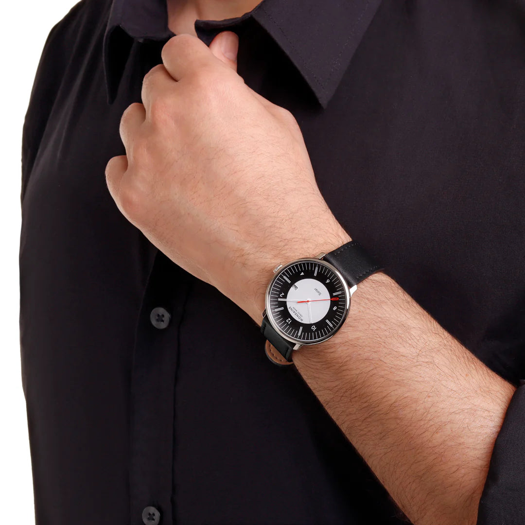 MONDAINE DOPPIO SOLAR
BLACK GRAPE LEATHER, 41 MM