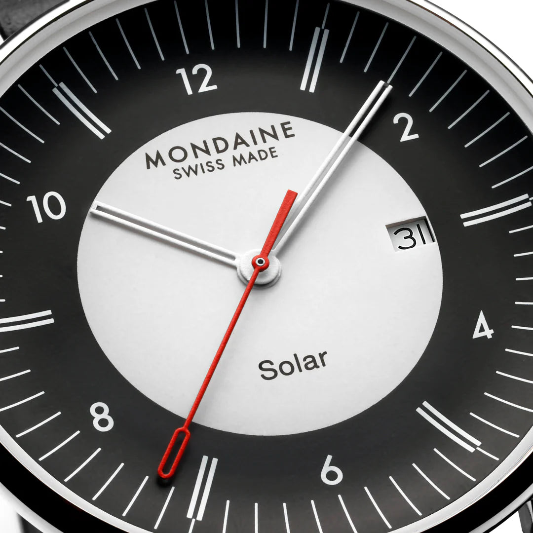 MONDAINE DOPPIO SOLAR
BLACK GRAPE LEATHER, 41 MM