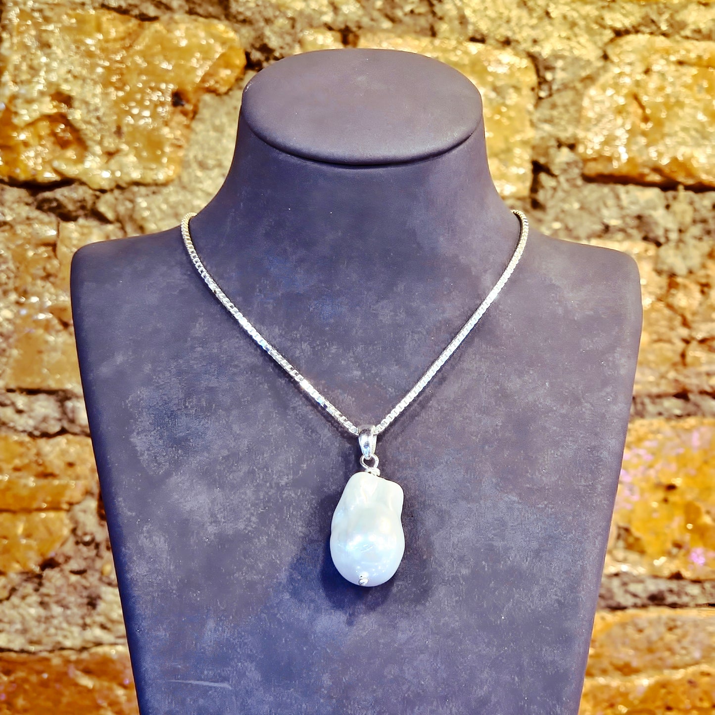Baroque Style Shell Drop Pendant Necklace
