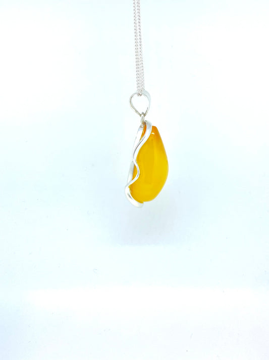 Wavy Setting Yellow Amber Pendant