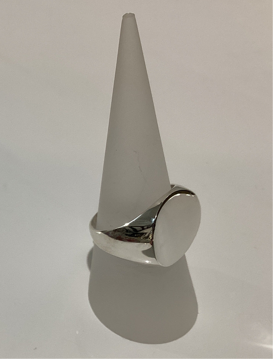 Concaved signet ring