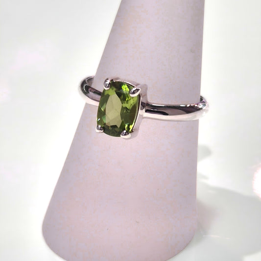Oval-cut Peridot Ring