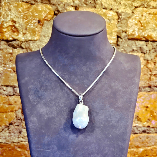 Baroque Style Shell Drop Pendant Necklace