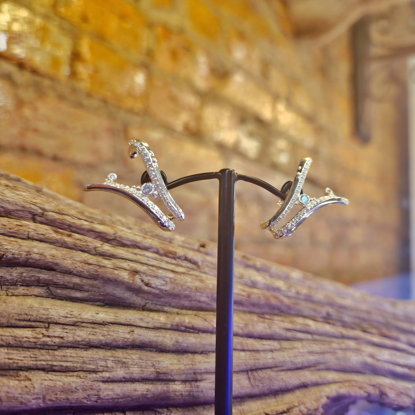 Ear Stud Wave With Stones