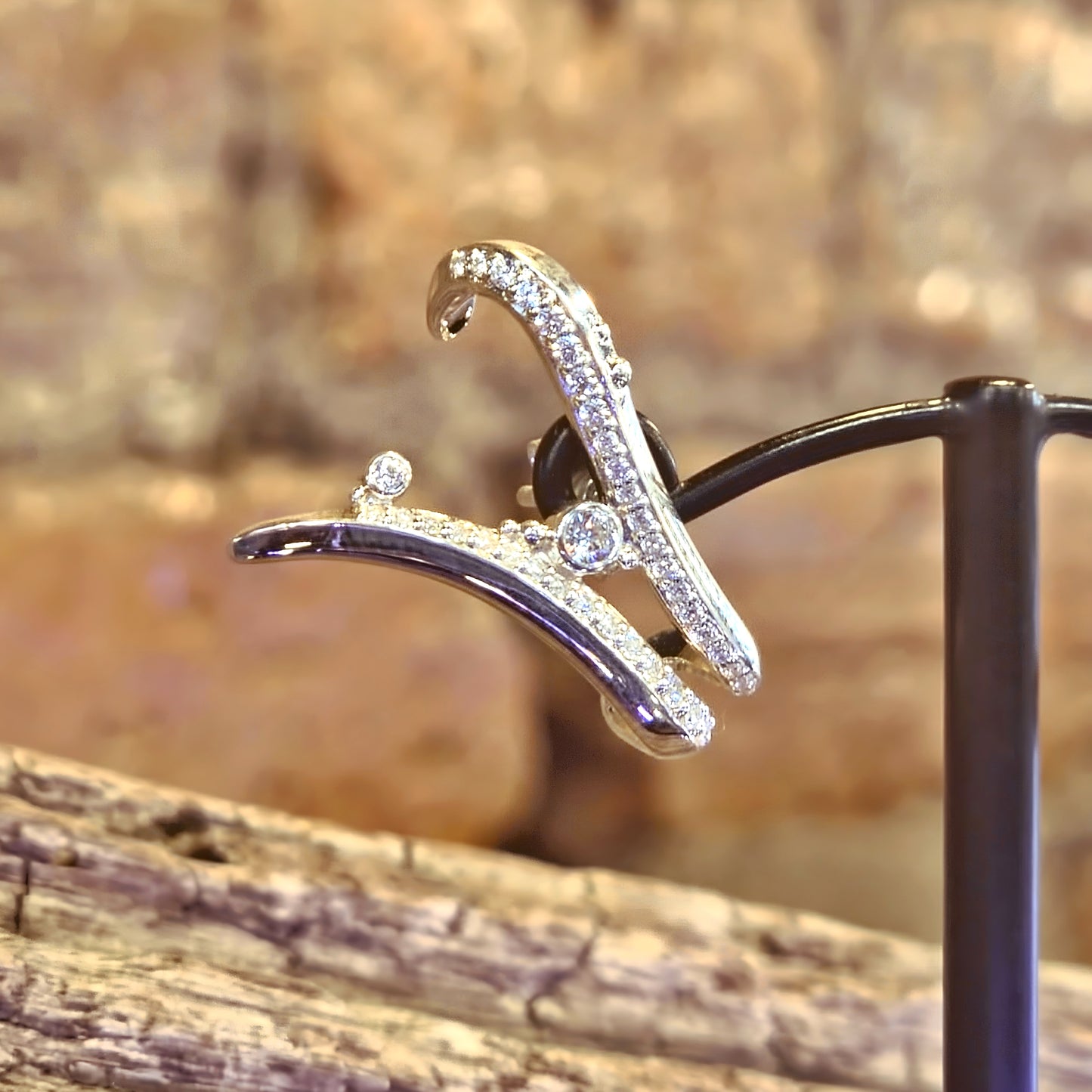 Ear Stud Wave With Stones