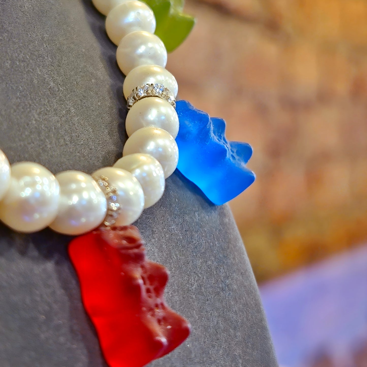 Pearl Necklace with 5 Colourful Goldbears
