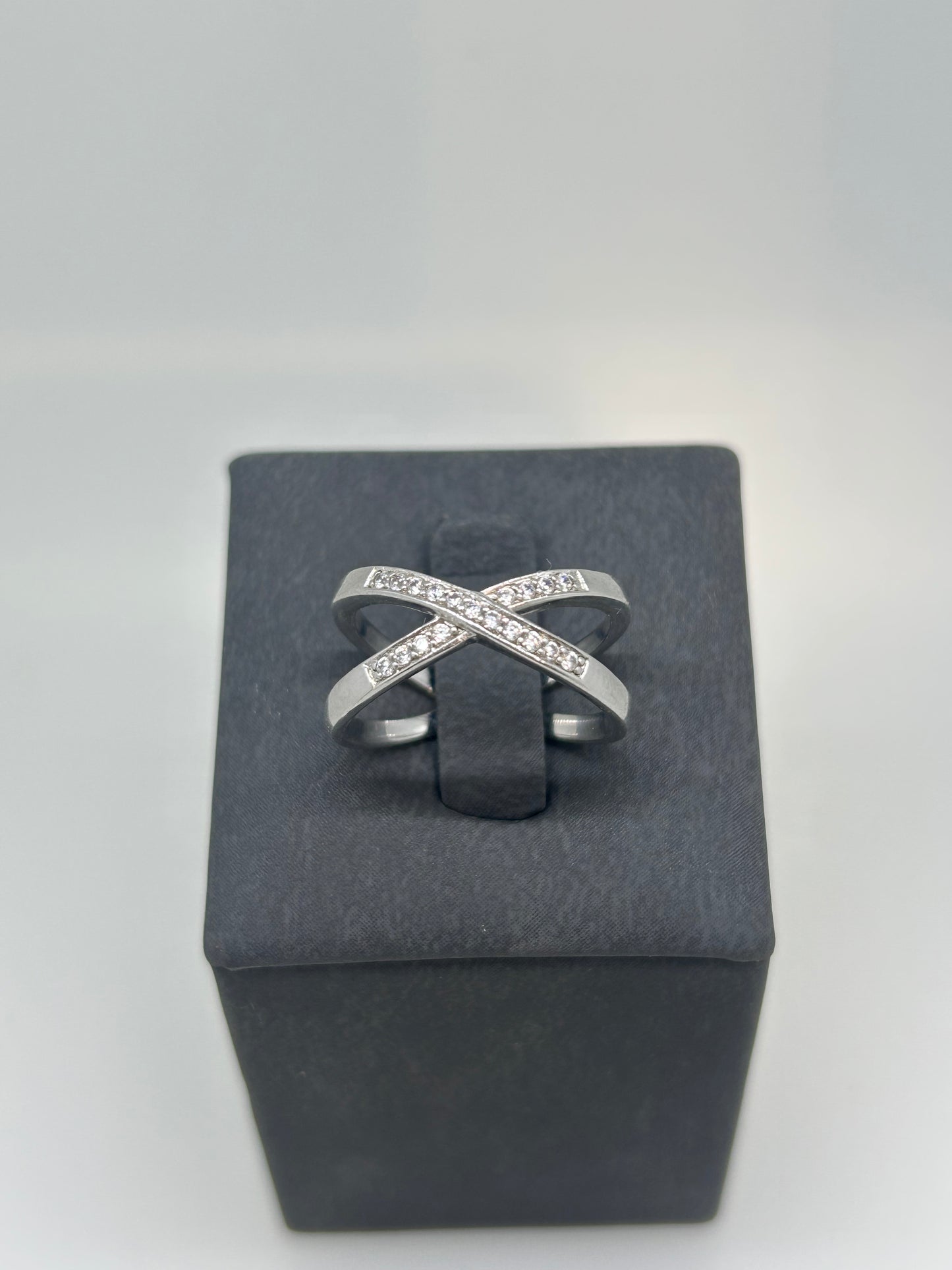 Cross over band CZ ring